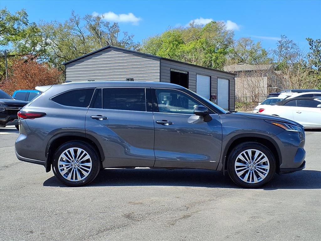 Used 2025 Toyota Highlander Platinum image 8