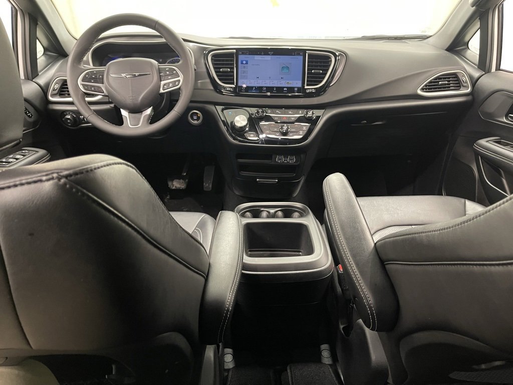 Used 2025 Chrysler Pacifica Select image 30