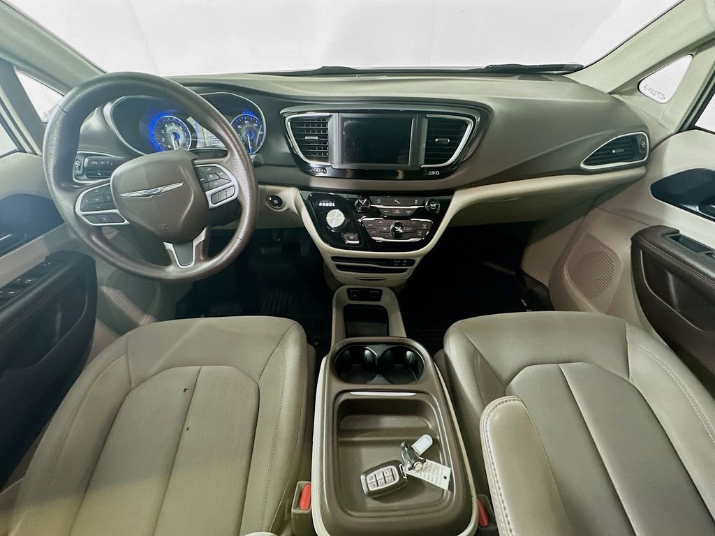 Used 2020 Chrysler Pacifica Touring image 10