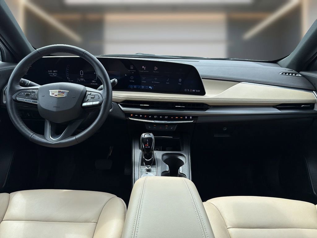 Used 2024 Cadillac XT4 Luxury w/ Cold Weather Package FWD image 16