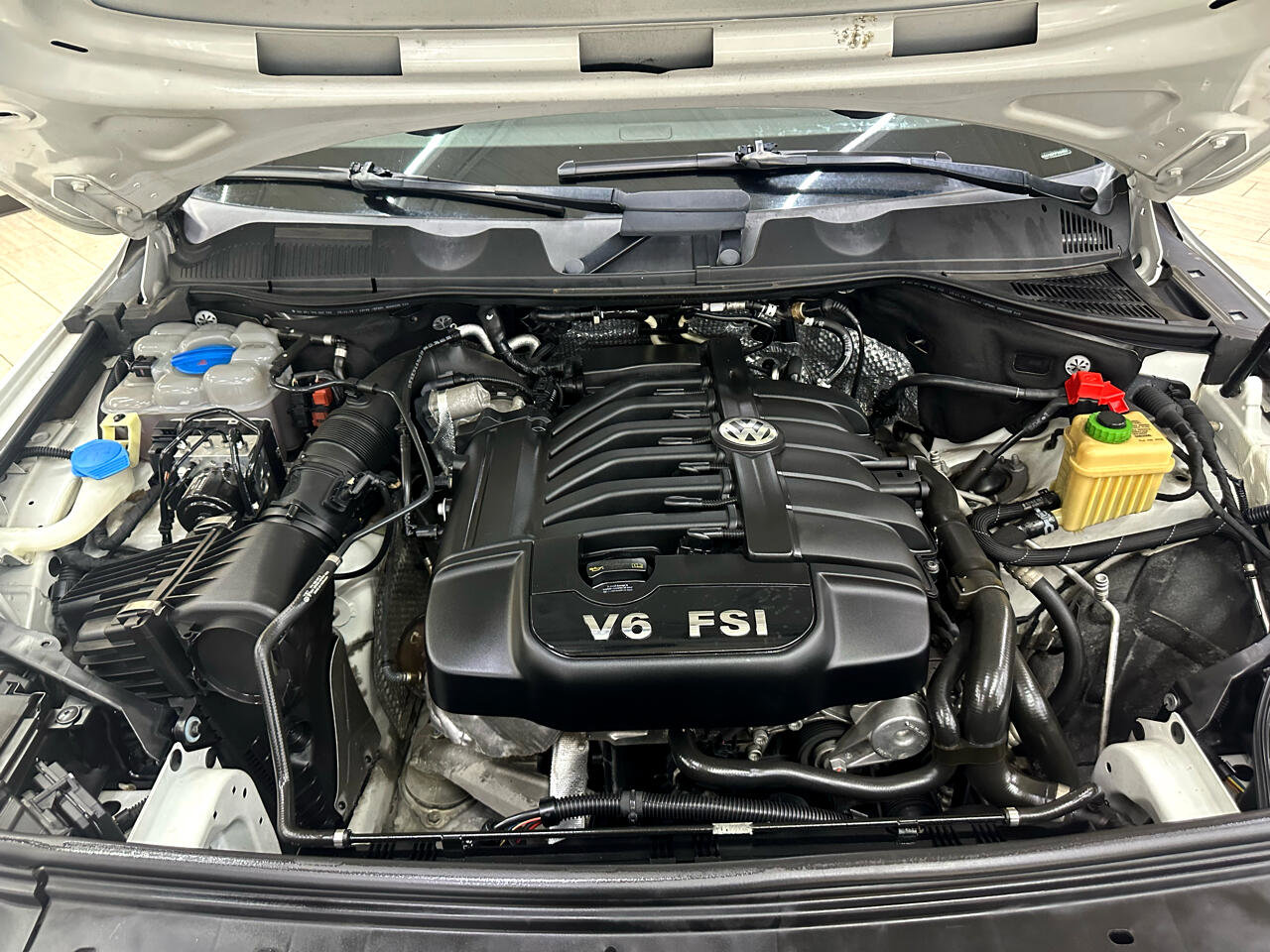 Used 2015 Volkswagen Touareg Sport image 40