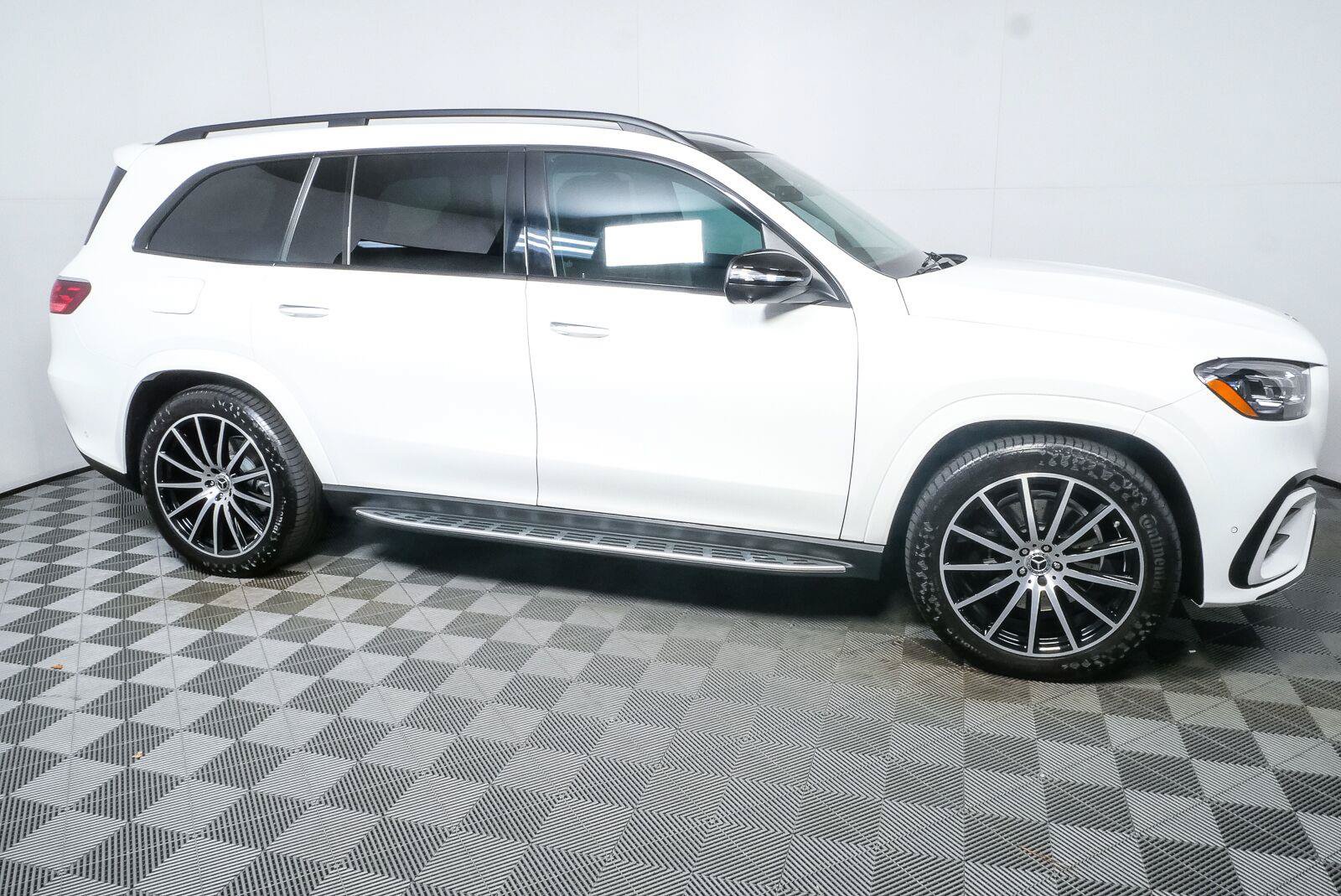 Used 2024 Mercedes-Benz GLS 580 4MATIC image 2