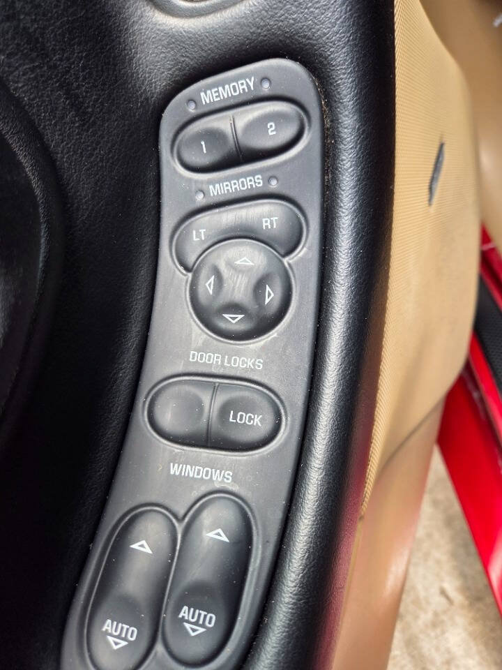 Used 2004 Chevrolet Corvette Convertible w/ Preferred Equipment Group RWD image 17