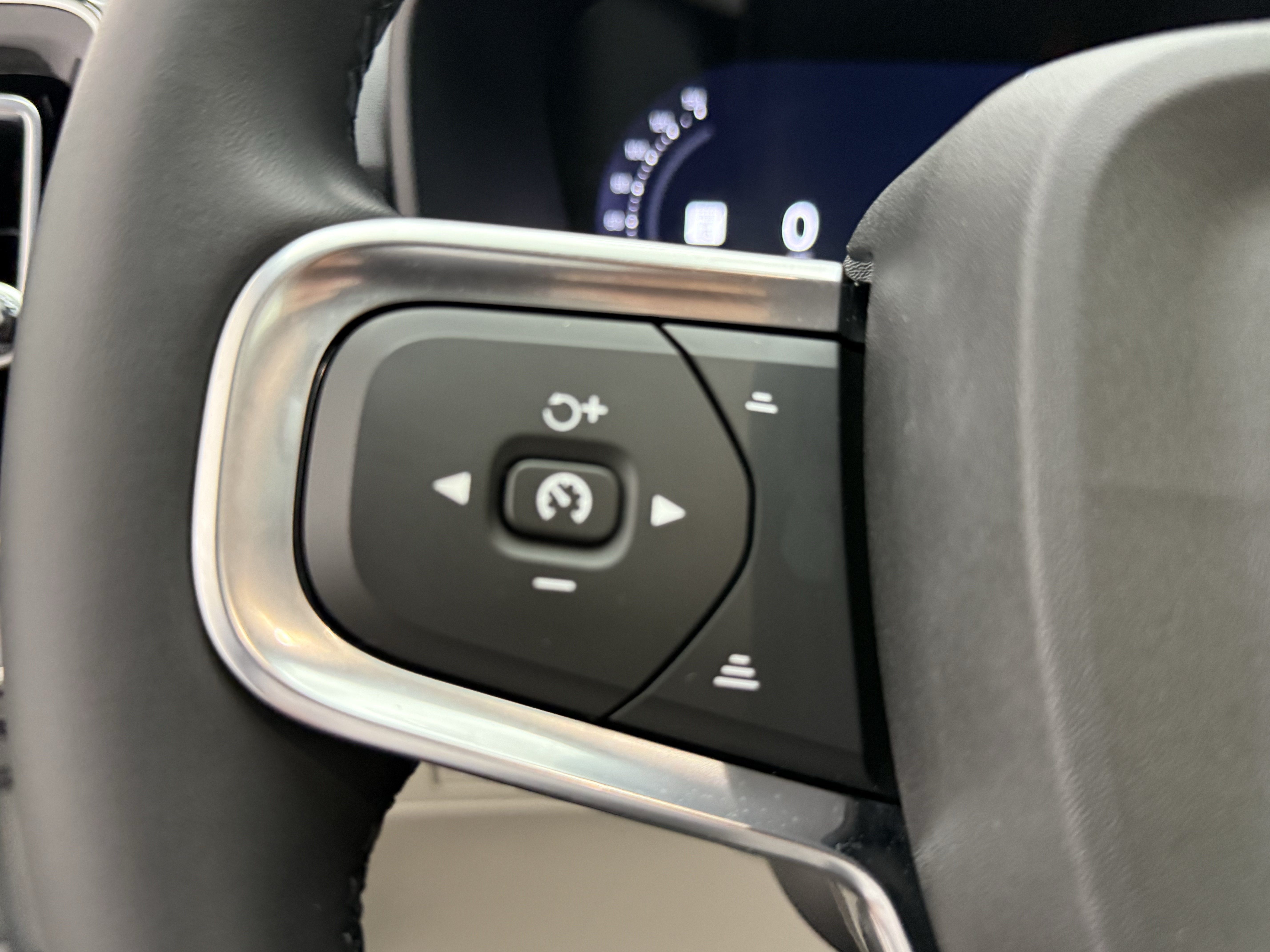 Certified 2025 Volvo XC40 B5 Ultra AWD/4WD image 18