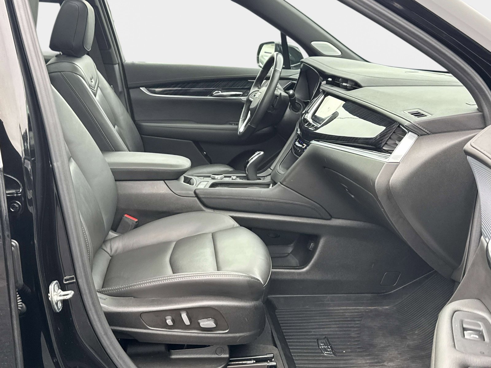 Used 2024 Cadillac XT6 Premium Luxury w/ LPO, Floor Liner Package AWD/4WD image 11