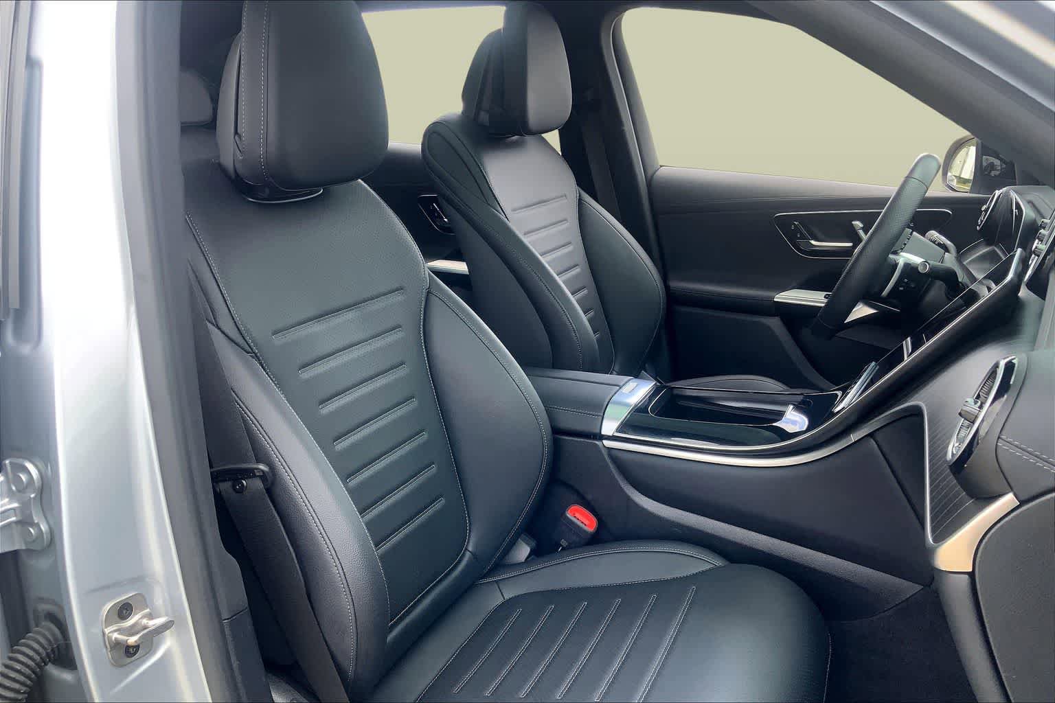 Used 2025 Mercedes-Benz GLC 300 image 8