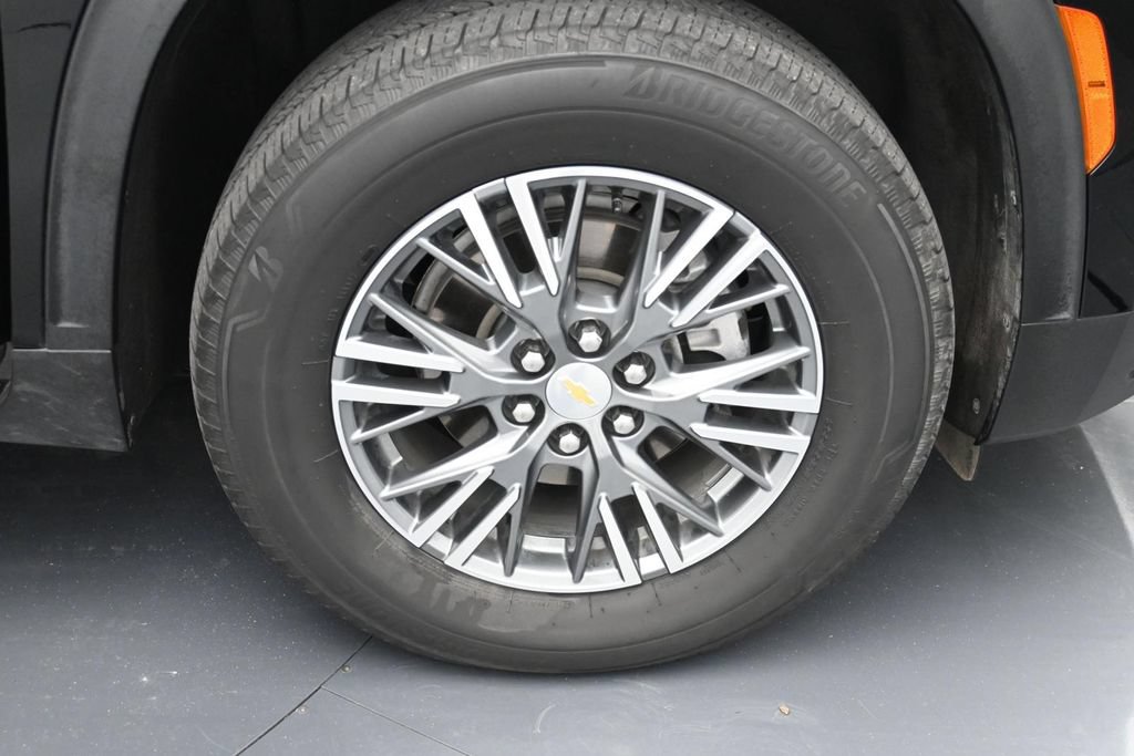 Used 2025 Chevrolet Traverse LT FWD image 16