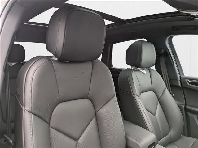 Used 2025 Porsche Macan image 25