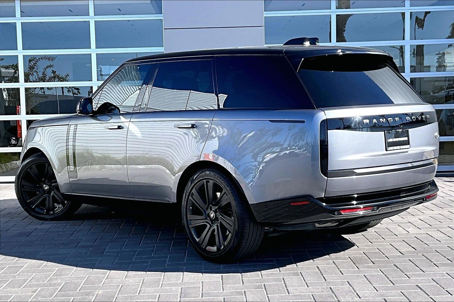 Used 2023 Land Rover Range Rover SE image 12