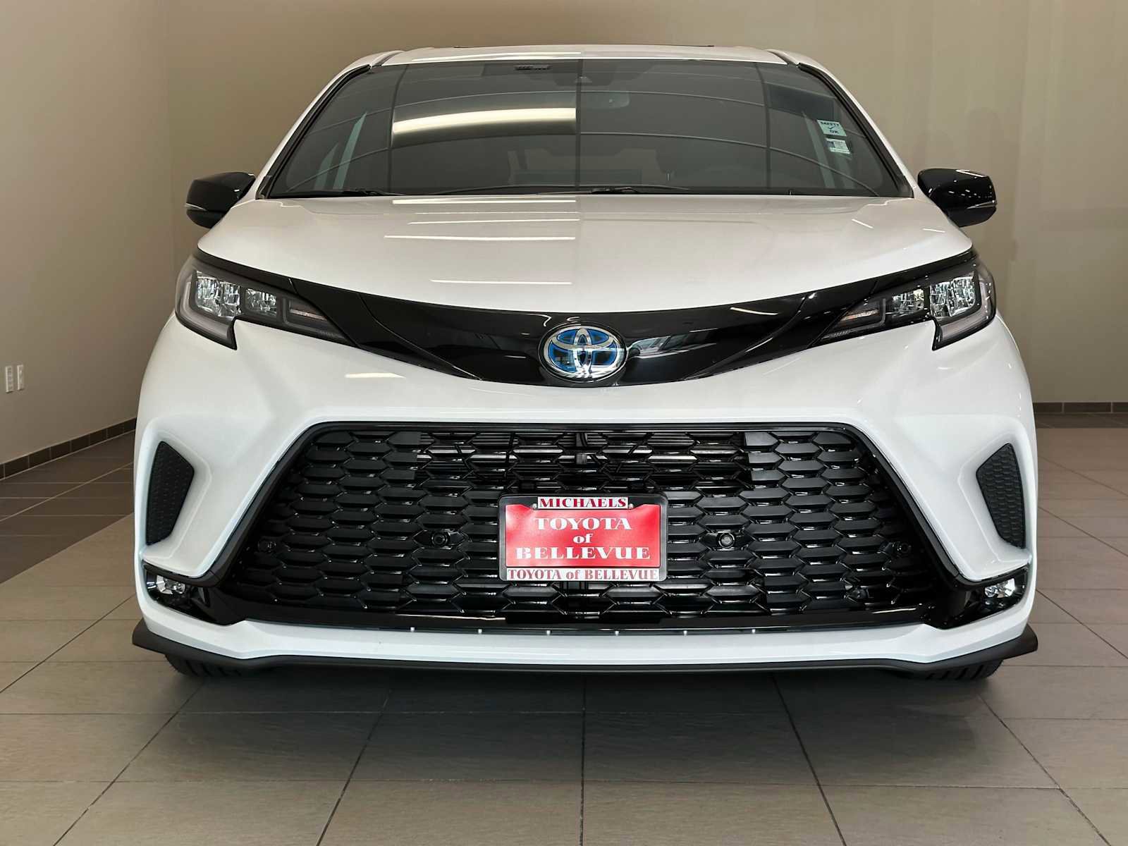 Used 2025 Toyota Sienna XSE w/ XSE Premium Package AWD/4WD image 6