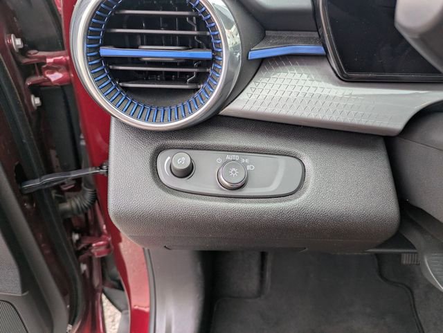 Used 2025 Chevrolet Trax LT image 16