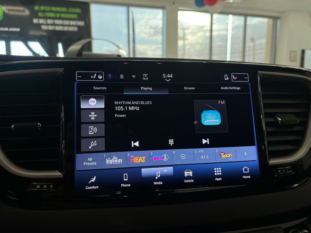 Used 2025 Chrysler Pacifica Select FWD image 39