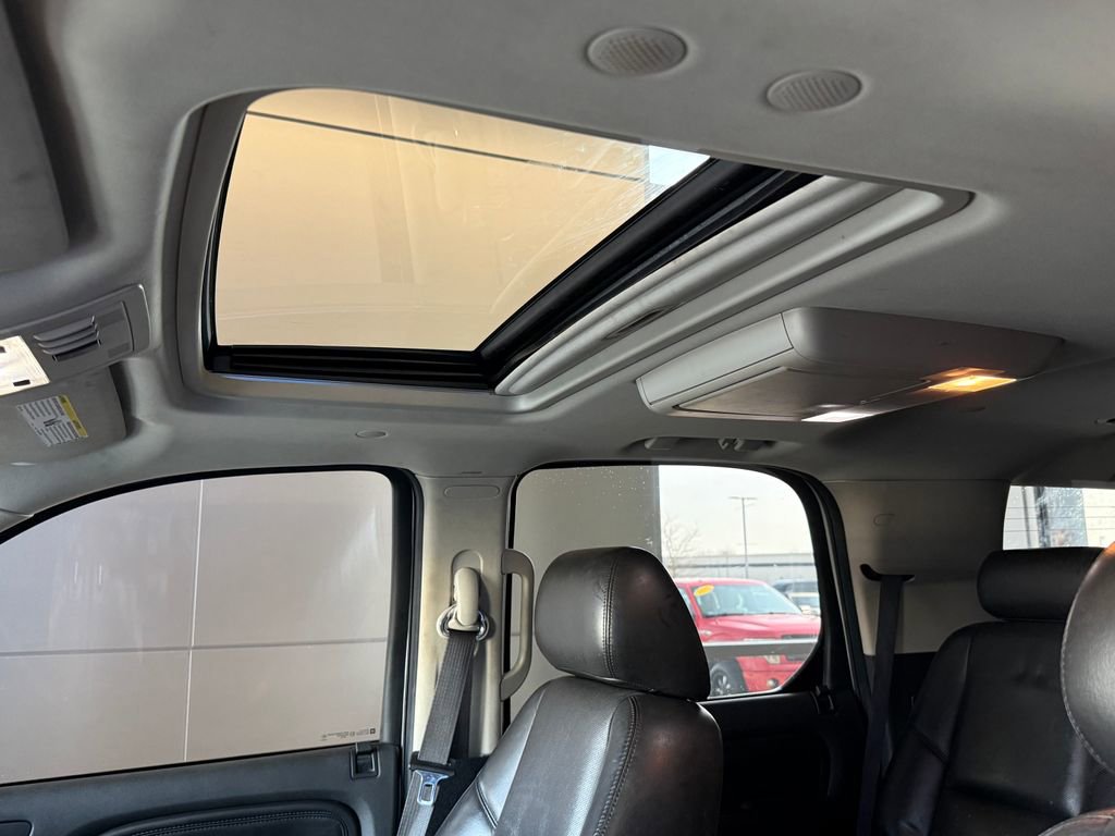 Used 2010 Cadillac Escalade Premium image 18