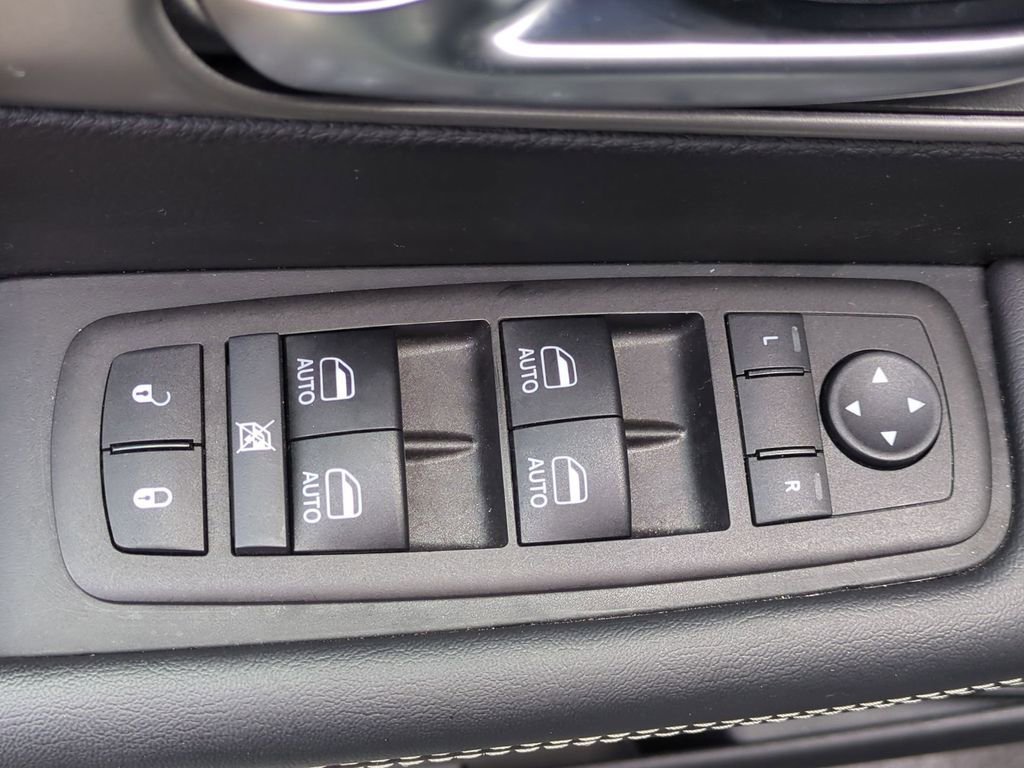 Used 2025 Chrysler Pacifica Select image 13