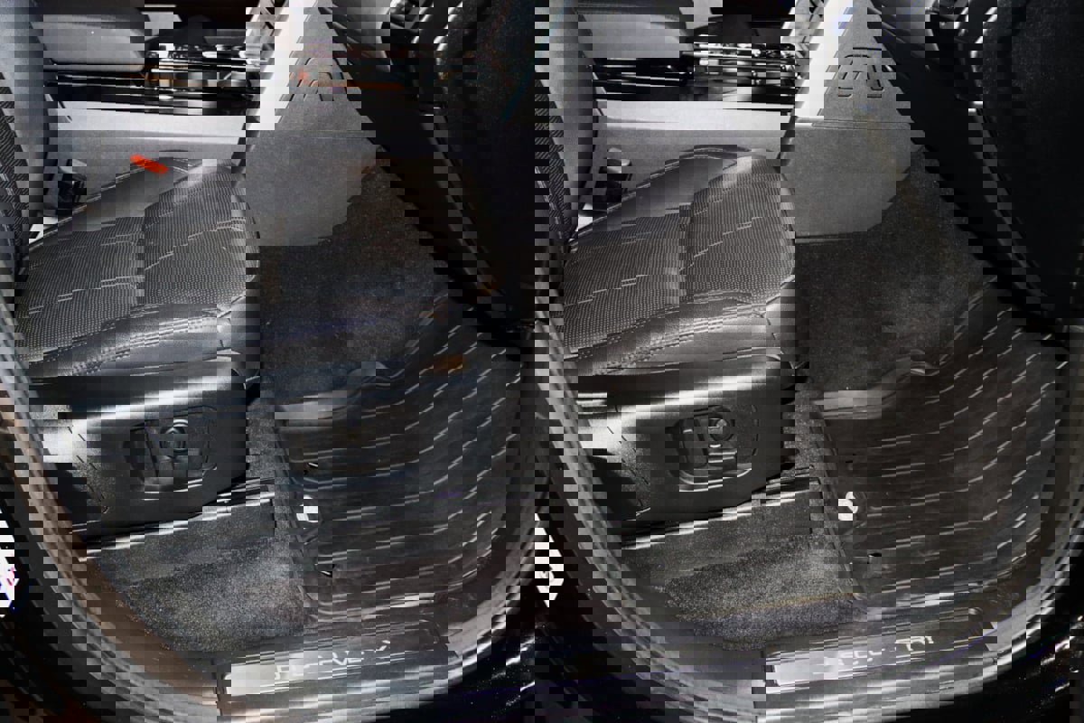 Used 2018 Land Rover Discovery HSE image 55