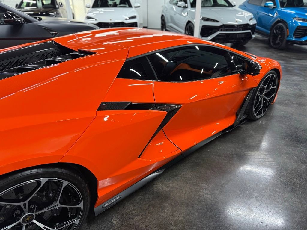 Used 2025 Lamborghini Revuelto image 14