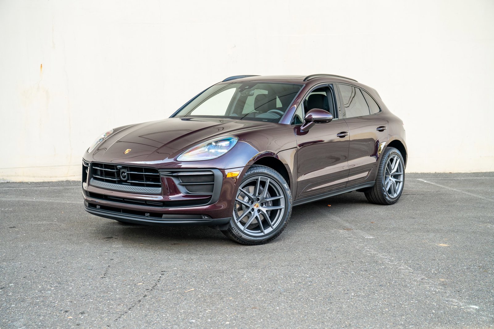 Certified 2025 Porsche Macan AWD/4WD image 1