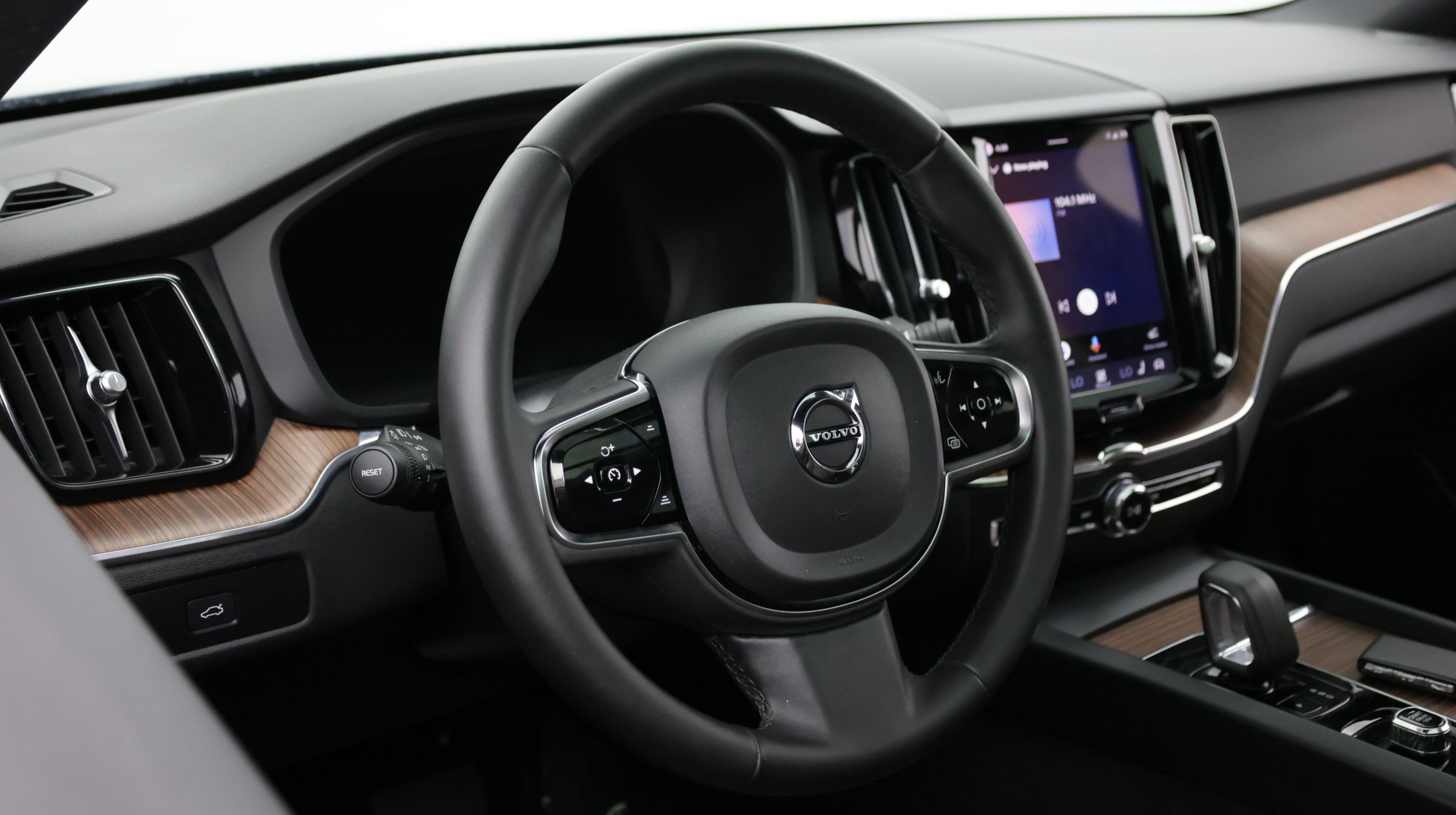 Used 2024 Volvo XC60 B5 Plus AWD/4WD image 10