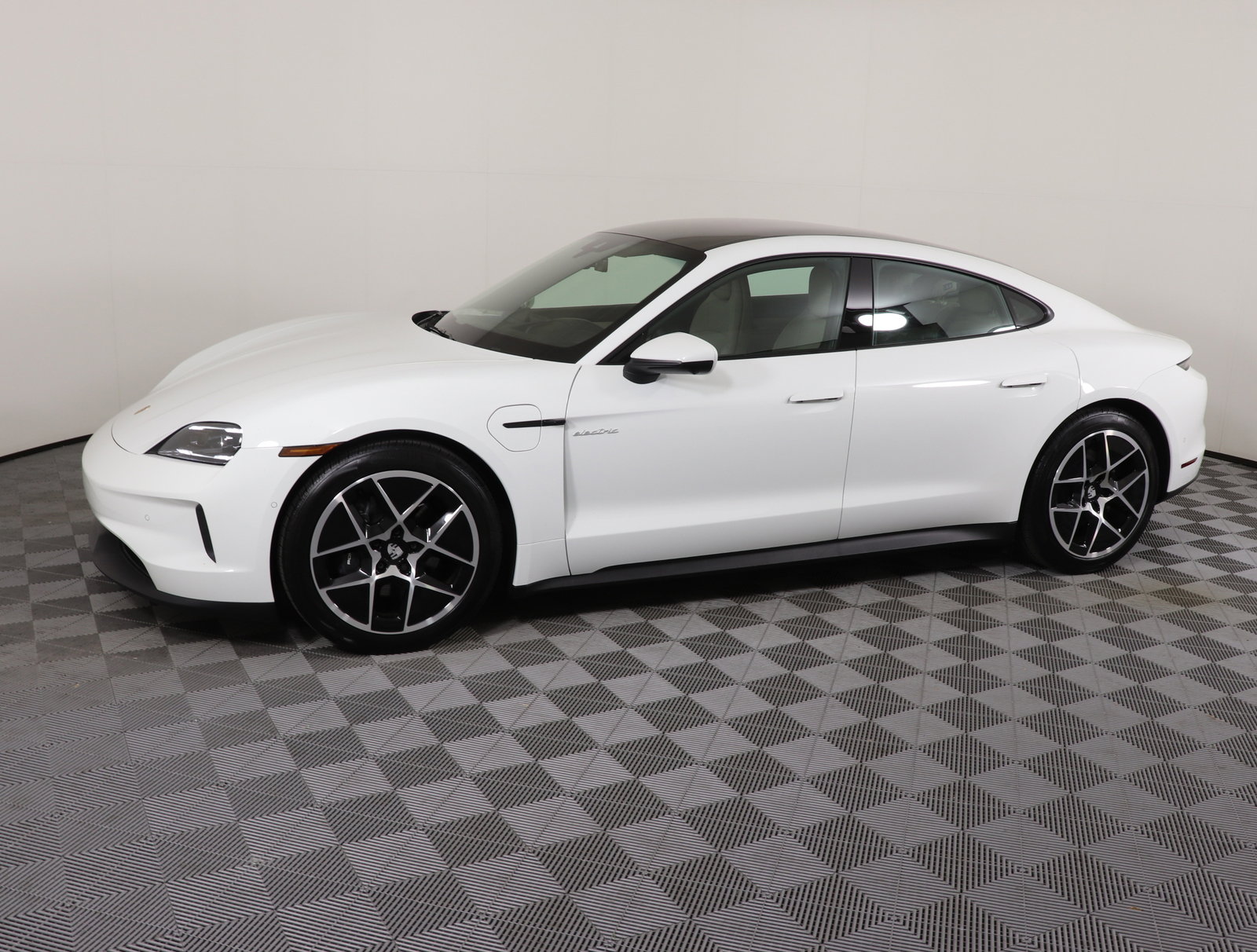 Used 2025 Porsche Taycan image 3