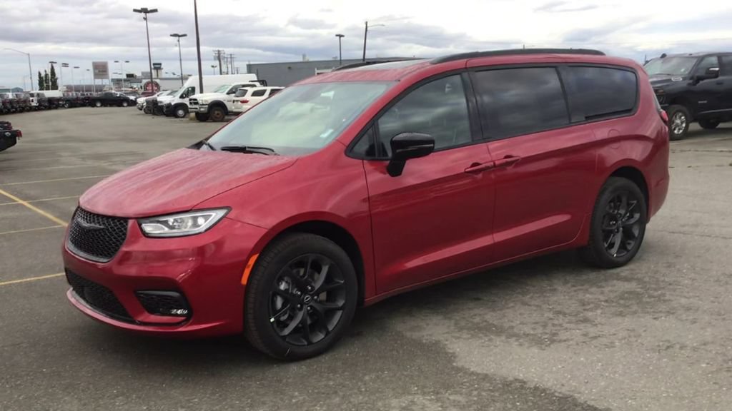 New 2026 Chrysler Pacifica Limited w/ S Appearance Package AWD/4WD image 4