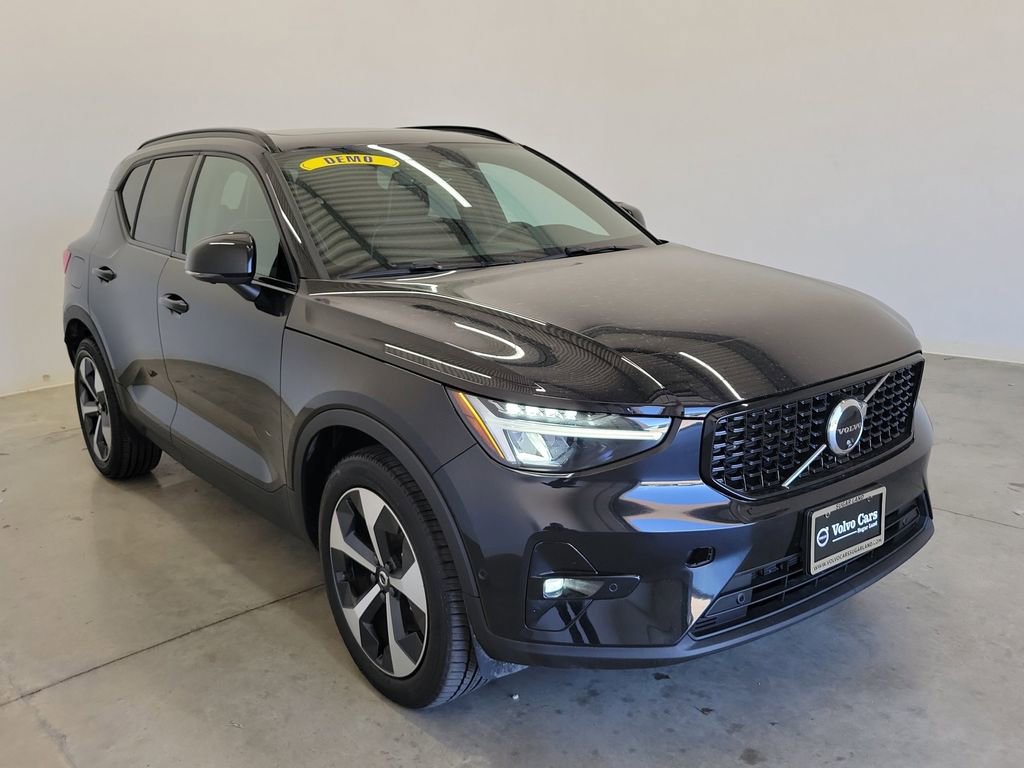 Used 2025 Volvo XC40 B5 Plus image 4