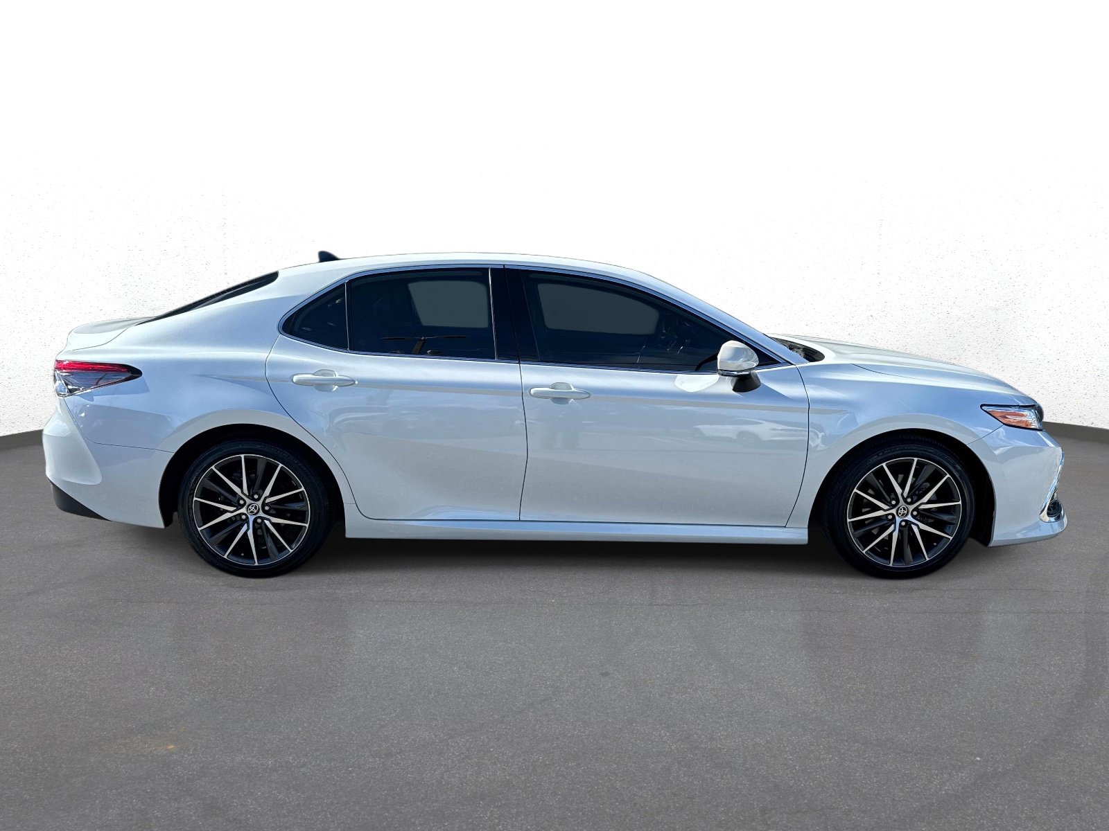 Used 2022 Toyota Camry XLE FWD image 2