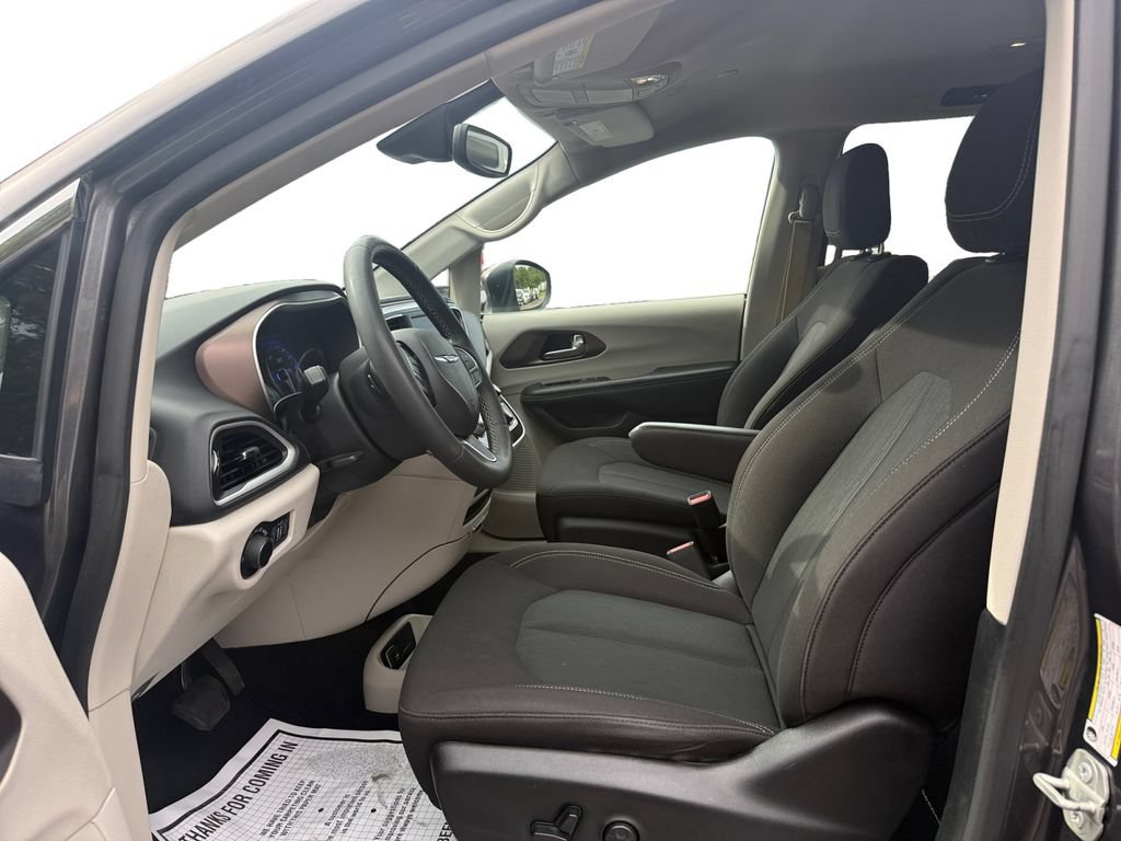 Used 2023 Chrysler Voyager LX FWD image 9