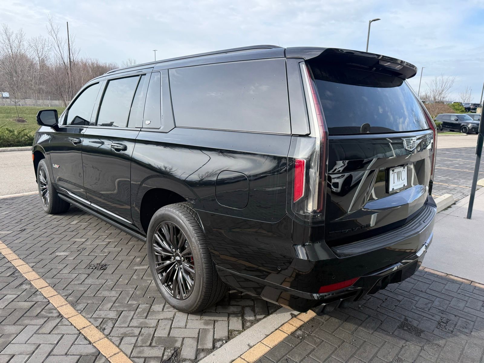 Used 2023 Cadillac Escalade ESV V w/ LPO, ONYX Package image 7