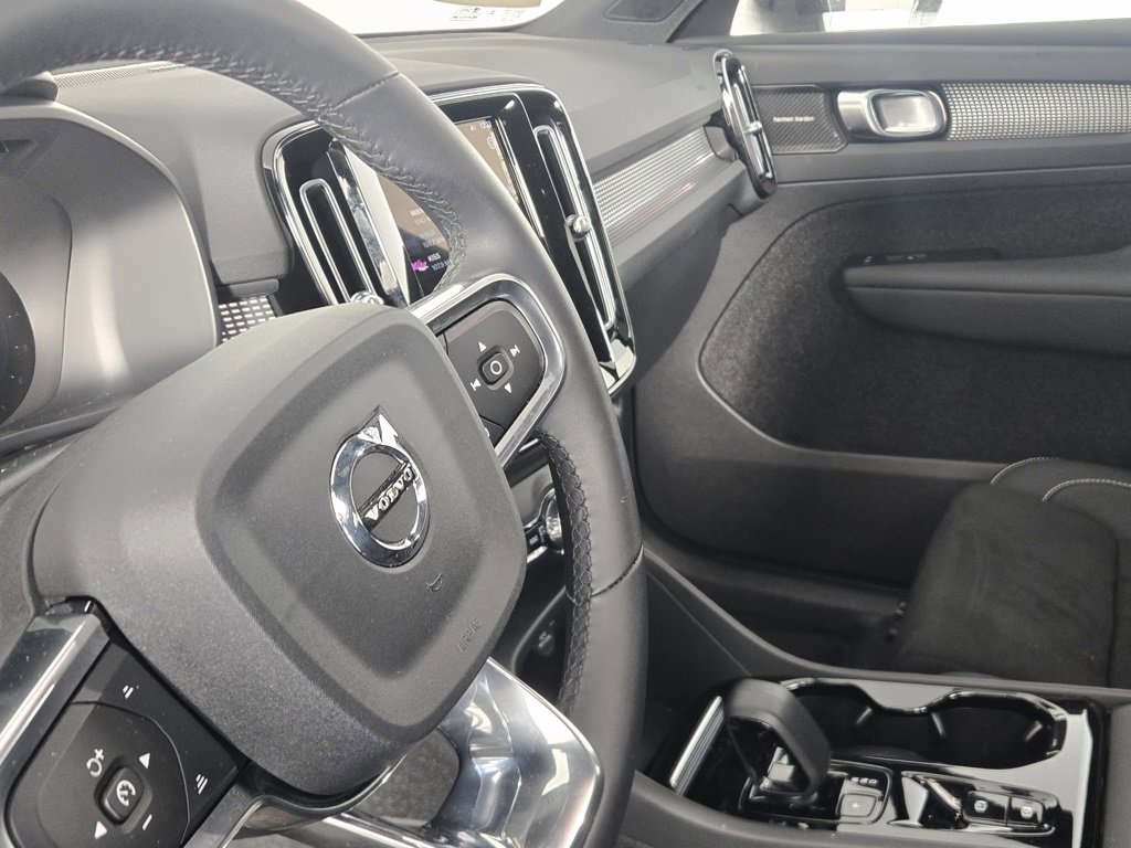 Certified 2023 Volvo XC40 B5 Ultimate w/ Climate Package image 17