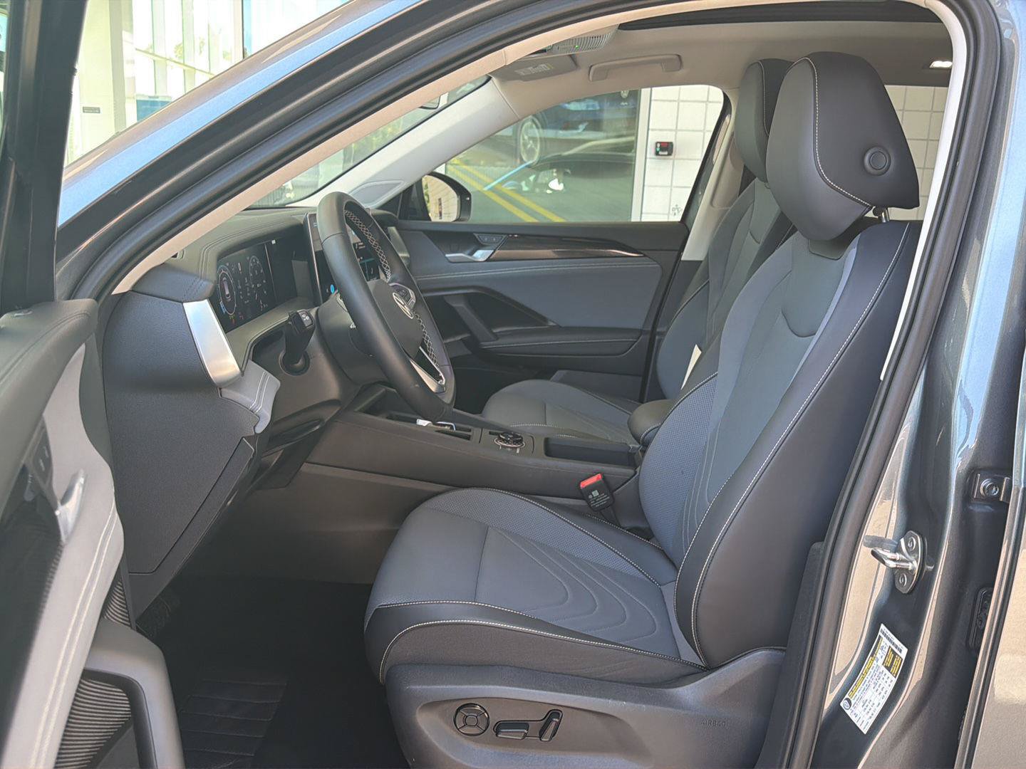 Certified 2026 Volkswagen Tiguan SE w/ Panoramic Sunroof Package AWD/4WD image 15