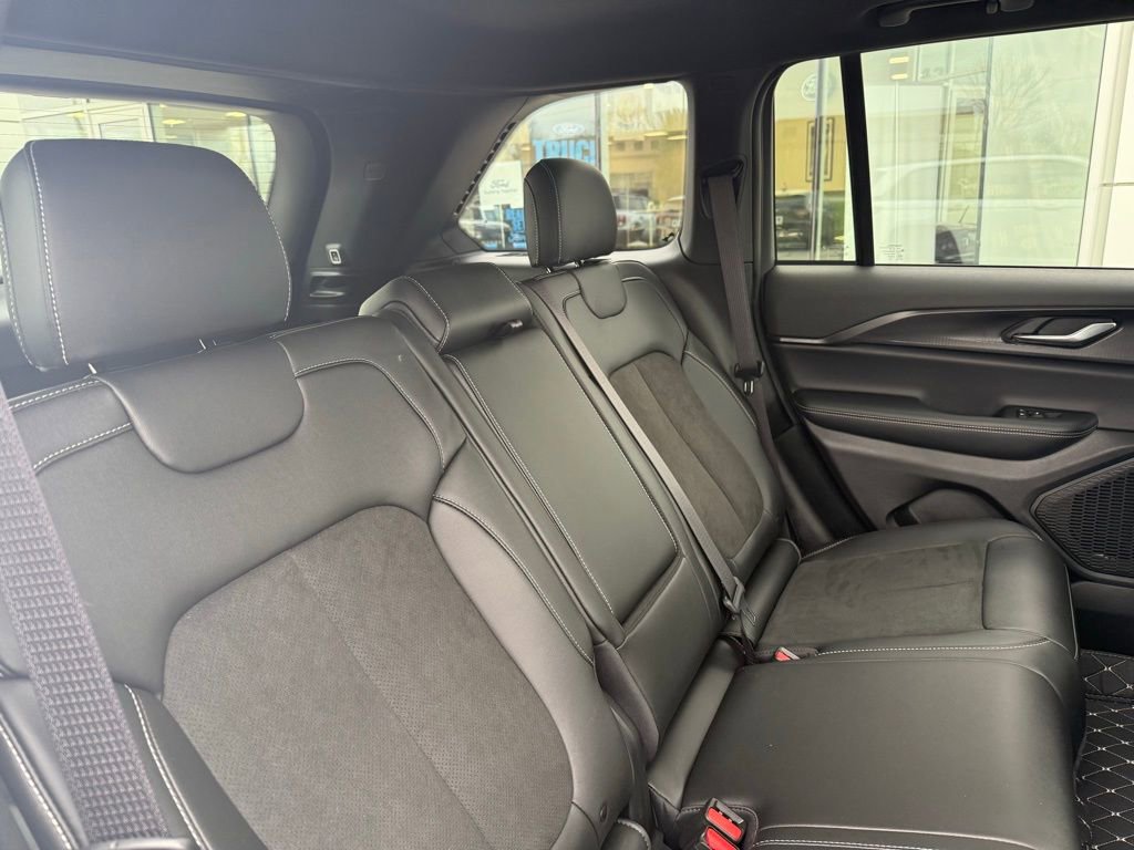 Used 2025 Jeep Grand Cherokee Altitude image 22
