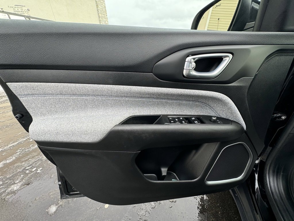 Used 2025 Jeep Compass Sport image 23