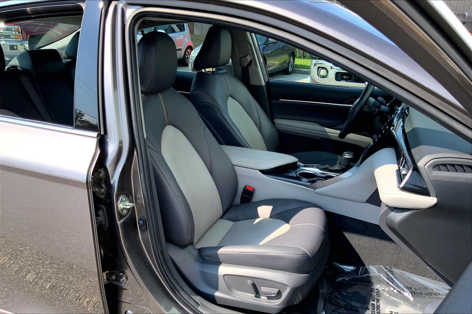 Used 2020 Toyota Camry XLE w/ Sunroof Package FWD image 9