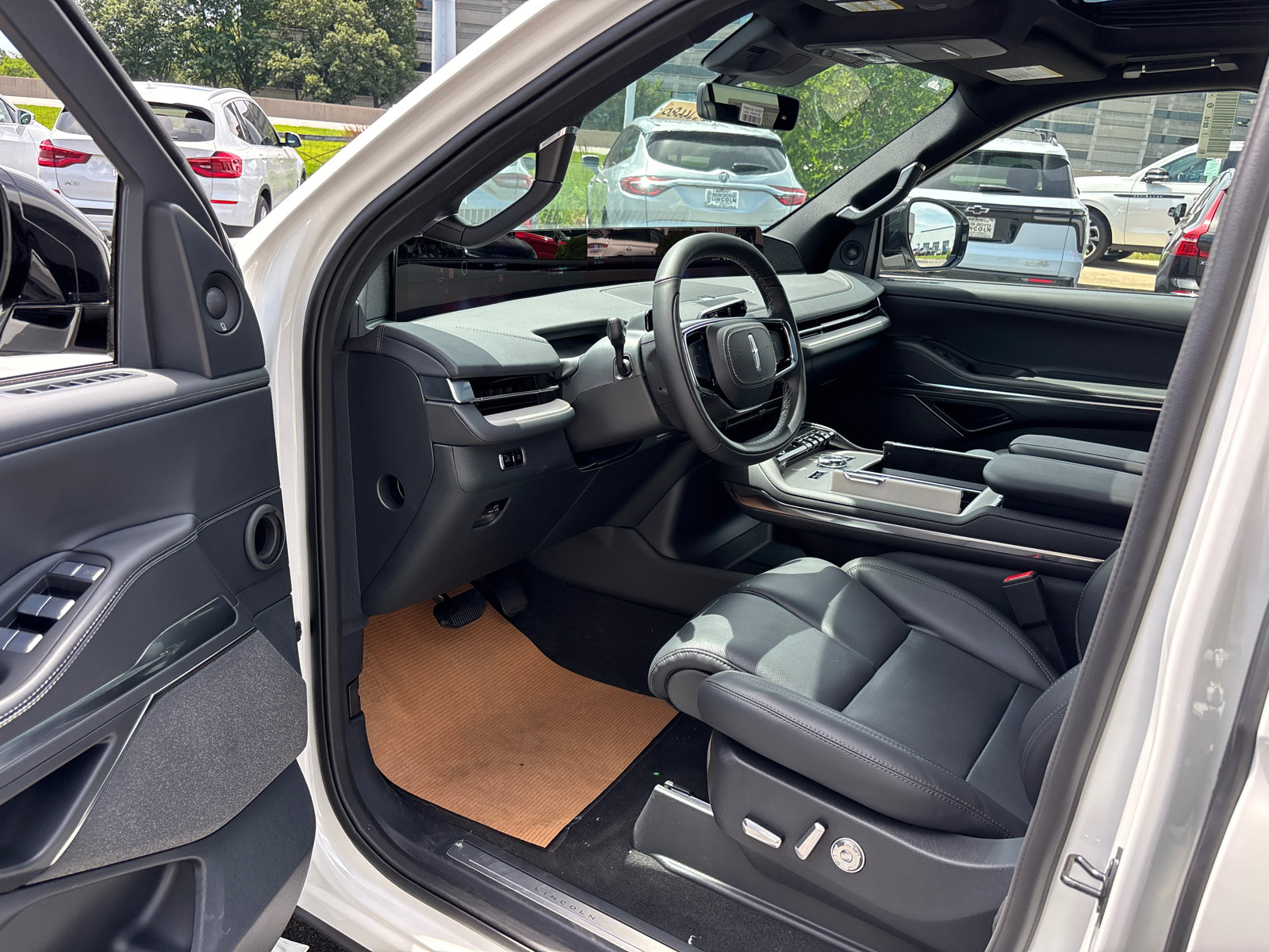New 2026 Lincoln Navigator Reserve w/ Jet Appearance Package AWD/4WD image 24