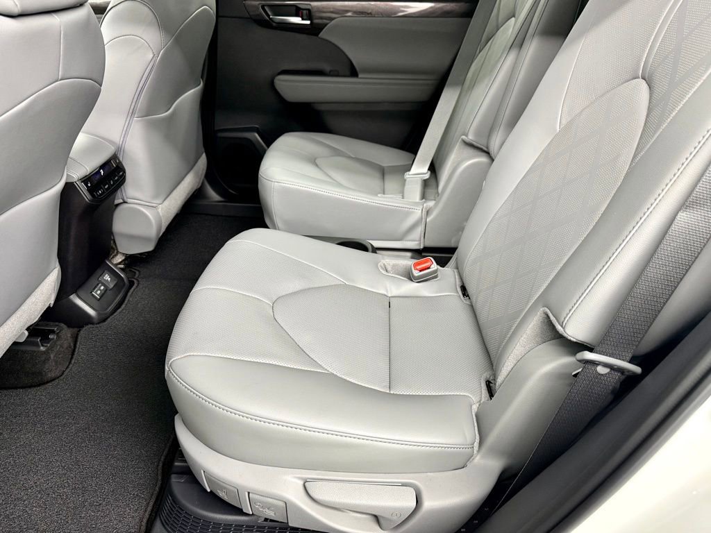 Used 2026 Toyota Highlander Platinum image 36