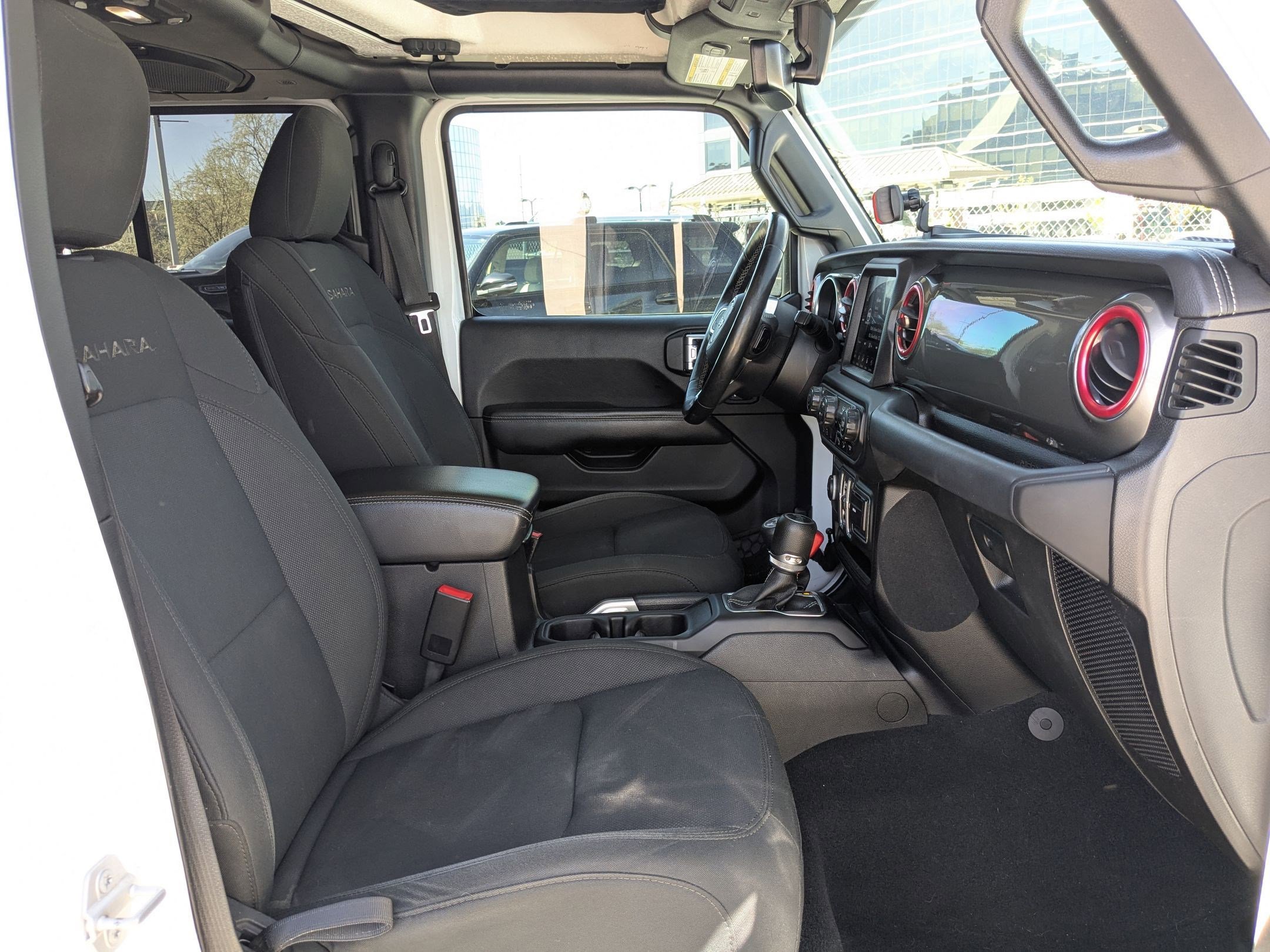 Used 2018 Jeep Wrangler Unlimited Sahara w/ Uconnect 4C Nav & Sound Group image 27