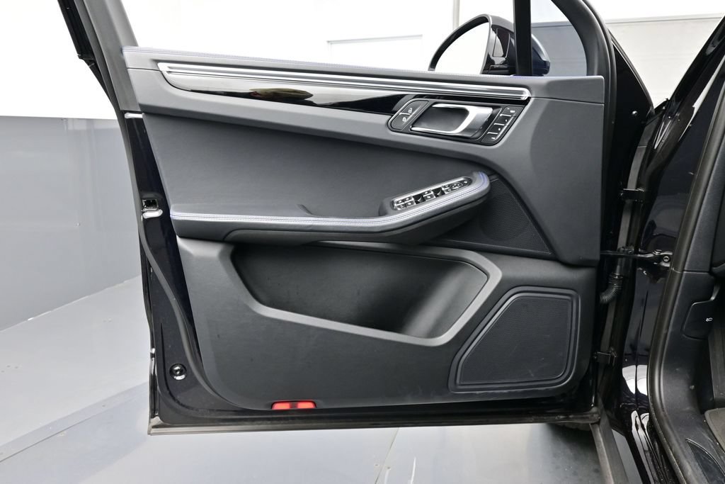 Certified 2023 Porsche Macan AWD/4WD image 7