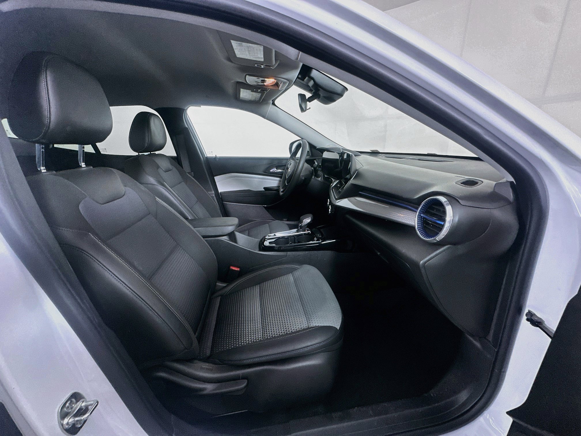Used 2025 Chevrolet Trax LT FWD image 28
