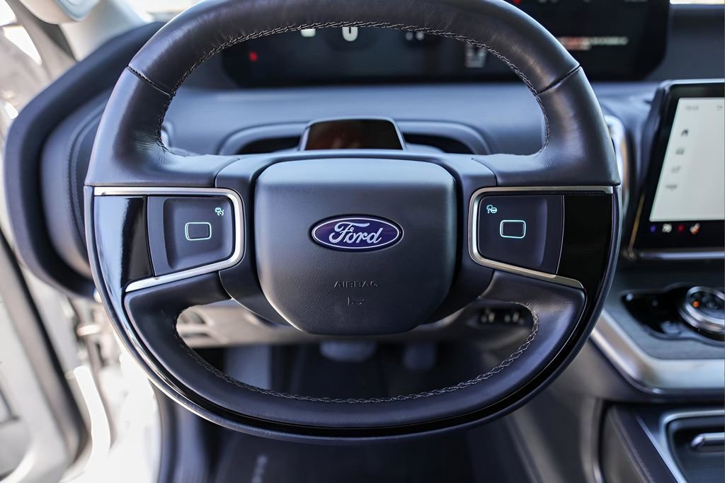 Used 2025 Ford Expedition Platinum image 13