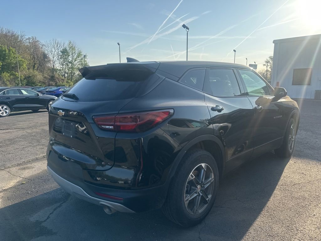 Used 2025 Chevrolet Blazer LT image 2