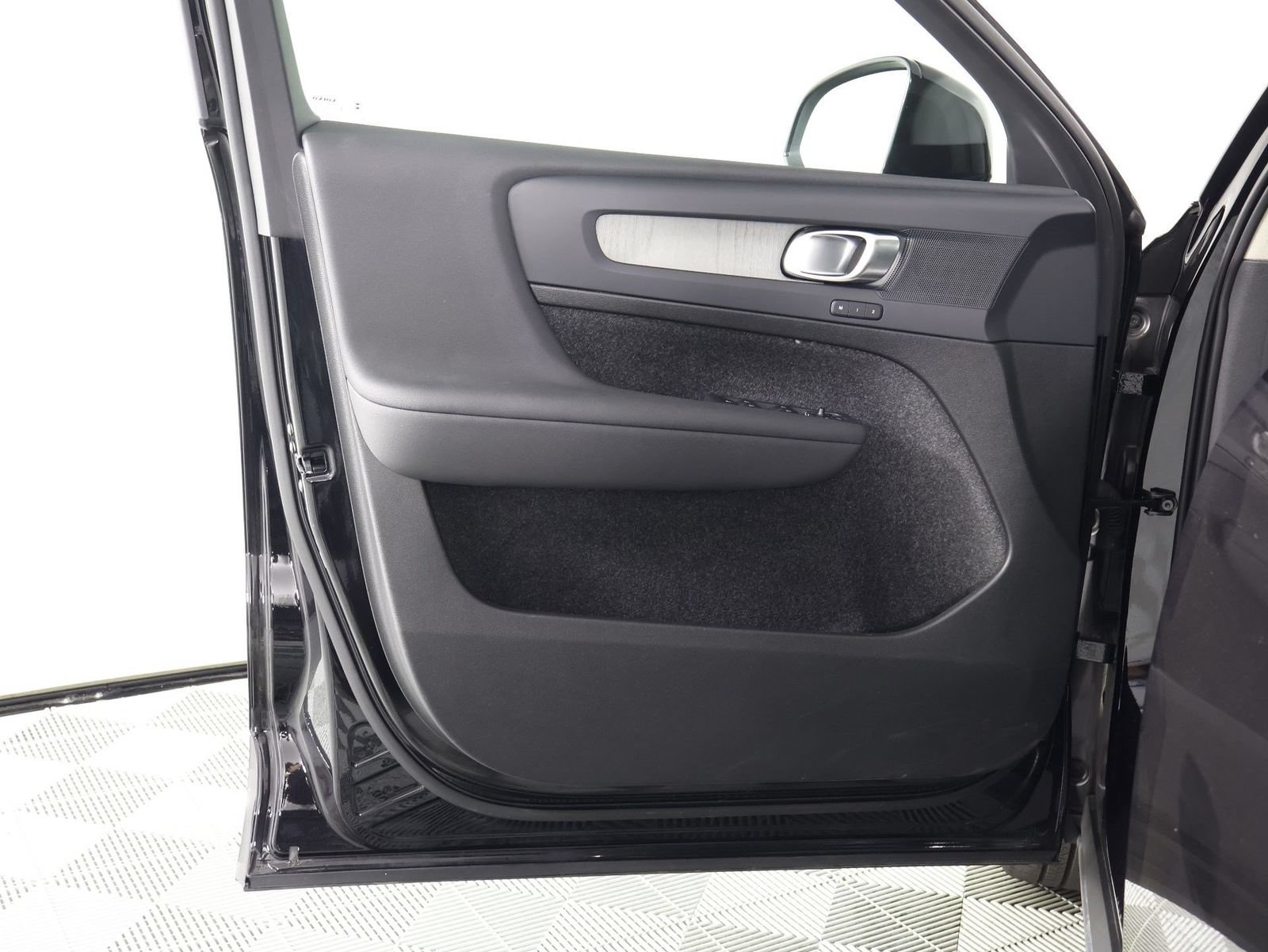 Certified 2025 Volvo XC40 B5 Plus AWD/4WD image 17
