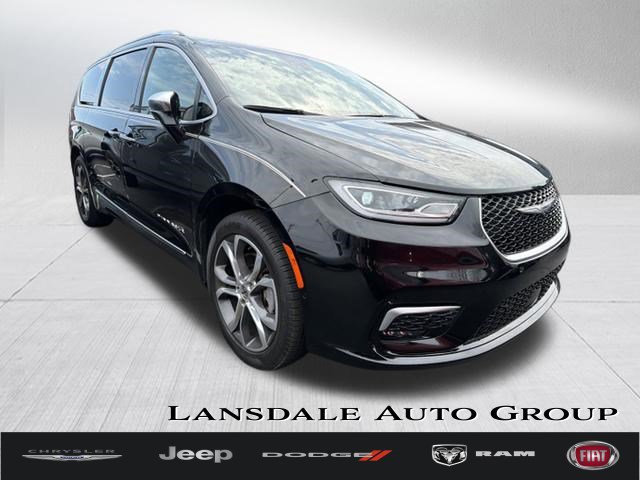 Used 2024 Chrysler Pacifica Pinnacle w/ Trailer Tow Group image 1