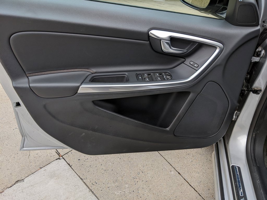 Used 2016 Volvo V60 T5 Cross Country Platinum image 9