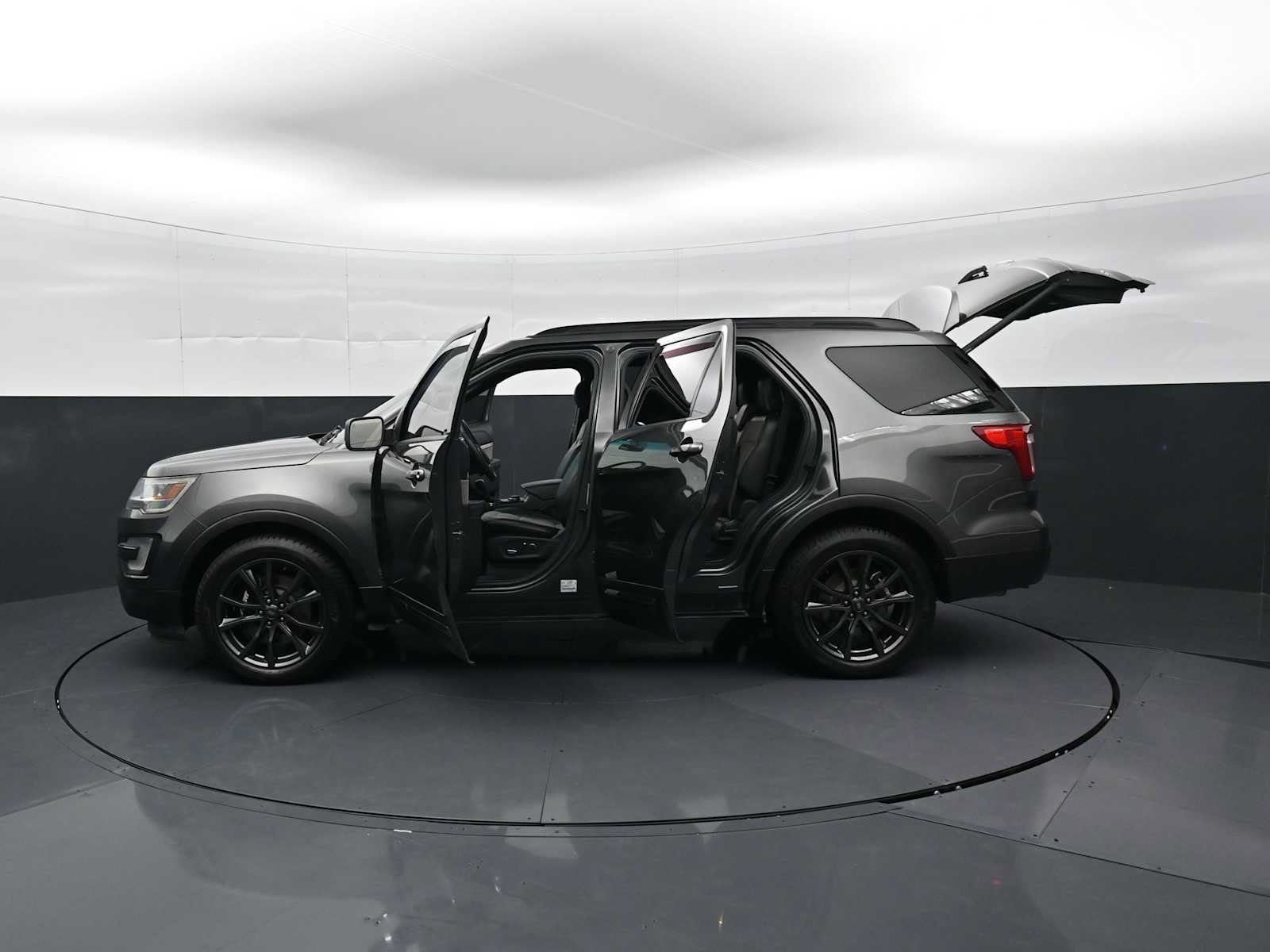 Used 2017 Ford Explorer XLT w/ Equipment Group 202A AWD/4WD image 35