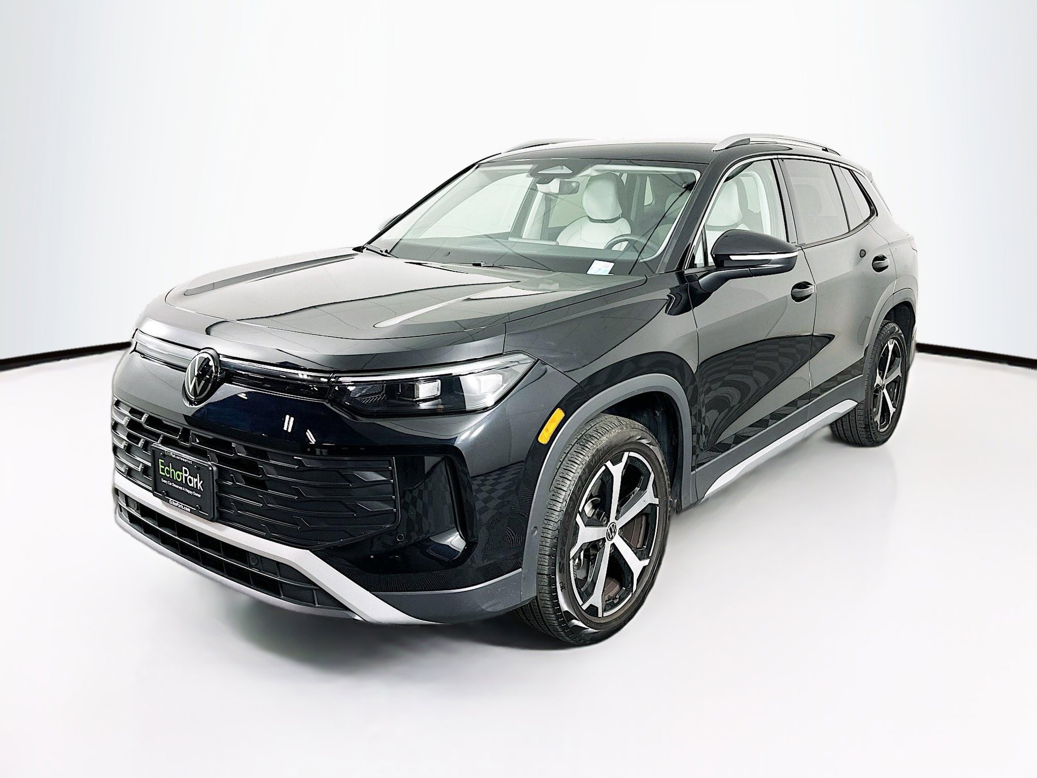 Used 2025 Volkswagen Tiguan SE image 3