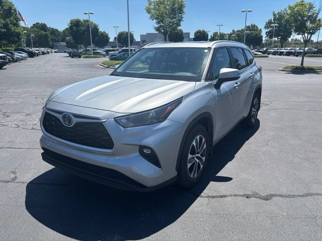 Used 2023 Toyota Highlander XLE AWD/4WD image 4