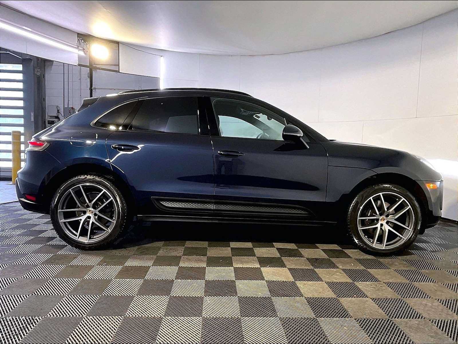 Certified 2023 Porsche Macan AWD/4WD image 8