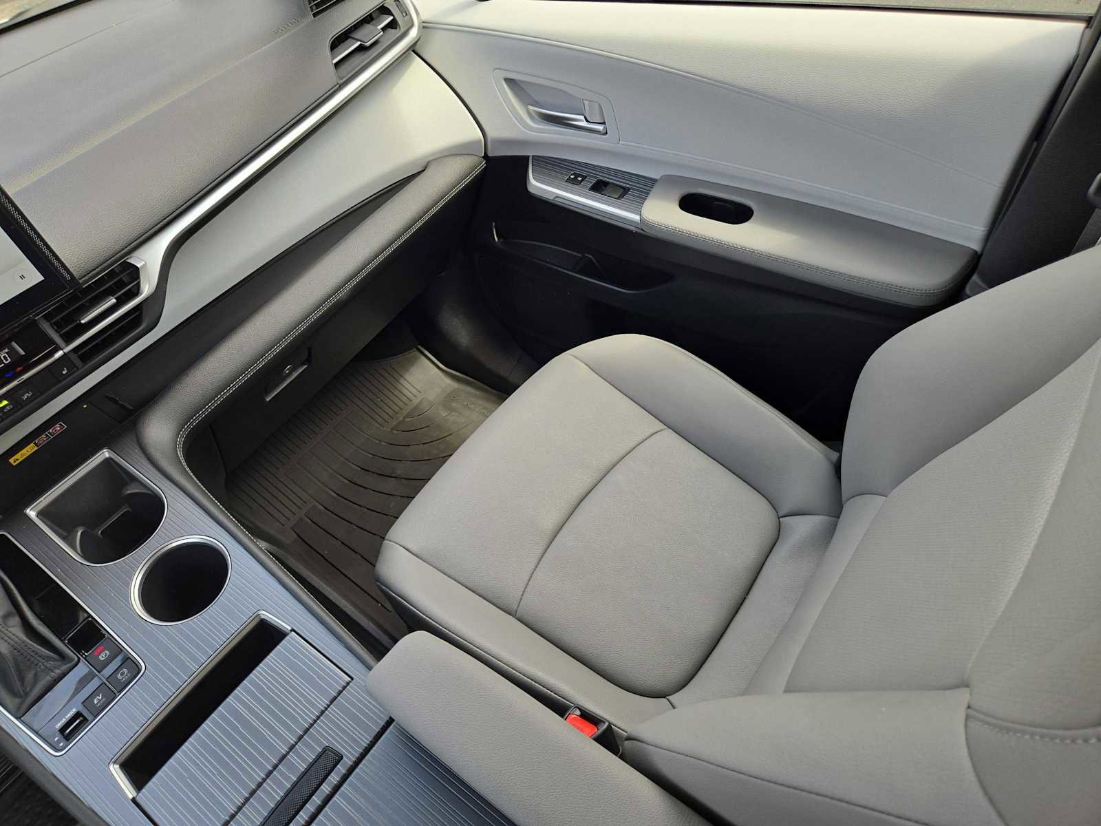 Used 2025 Toyota Sienna XLE AWD/4WD image 18