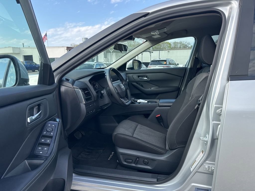 Used 2025 Nissan Rogue SV image 14