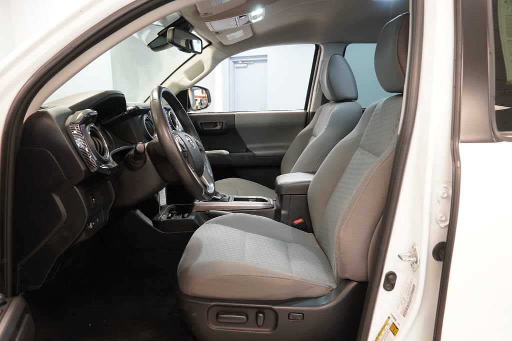 Used 2021 Toyota Tacoma SR5 AWD/4WD image 5
